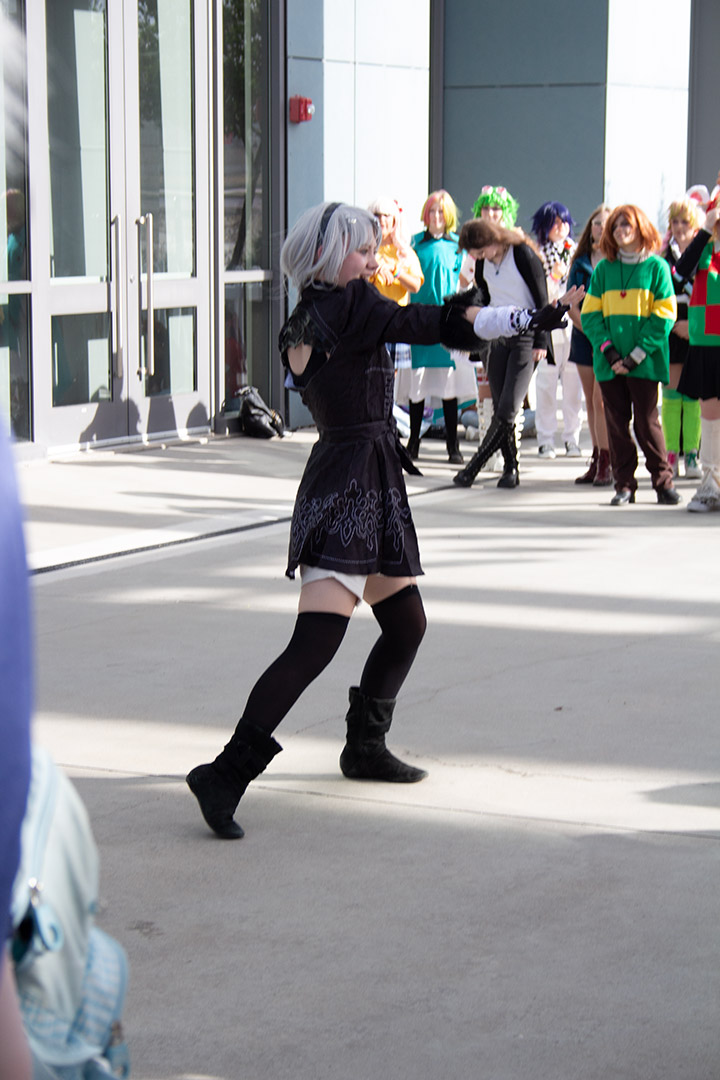 A cosplayer as 2B dancing